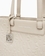 Bolso shopping logotipo en relieve y colgante metálico marfíl